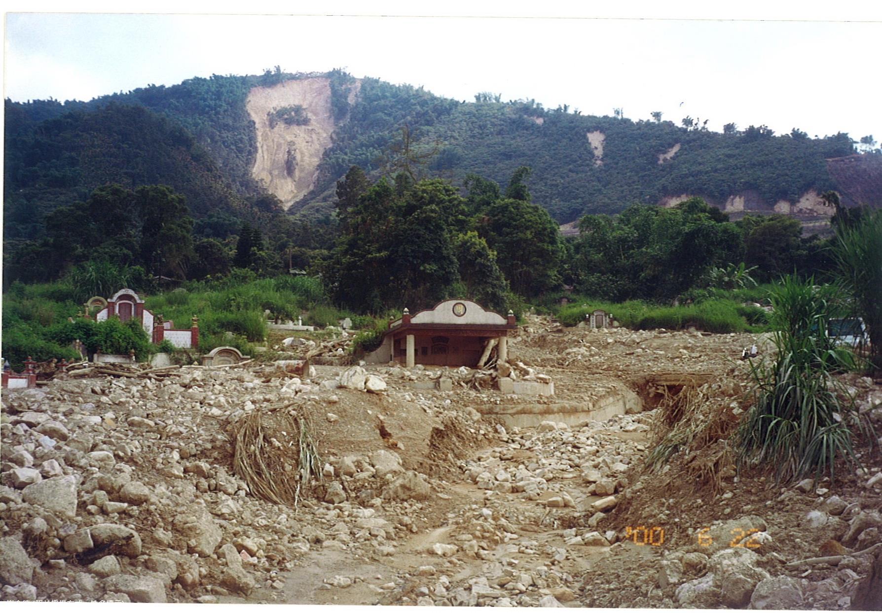 照片4  2000年5月豪雨造成南投縣埔里鎮珠格里第三公墓及善天寺發生土石流(謝金德提供)